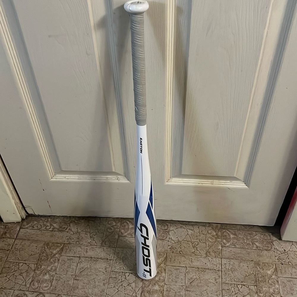 Easton Ghost Bat -11 28in./ 17oz. Aluminum softball bat. Brand new never used.
